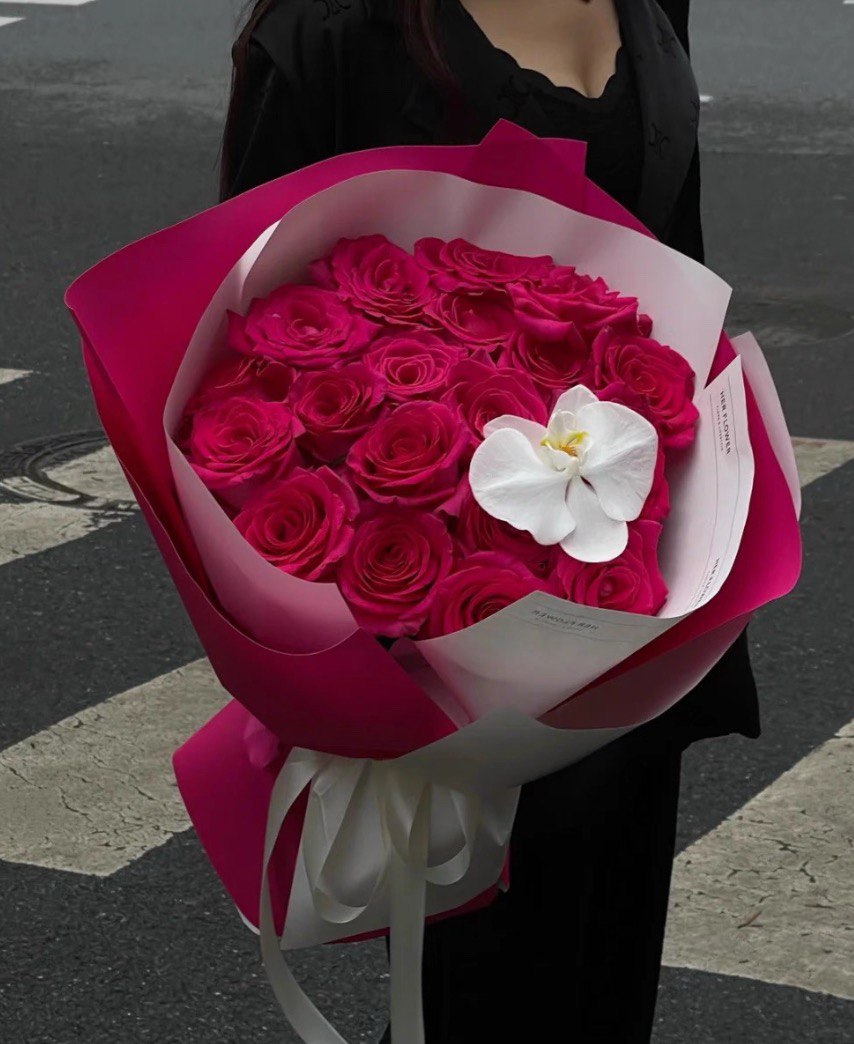 Яркий букет из роз цвета фуксия с белой орхидеей — доставка цветов по Китаю