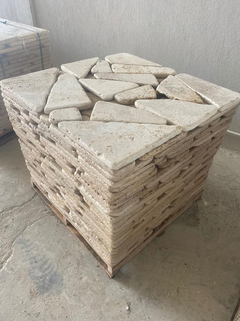 Piatra spartă din travertin – alei, curți și terase moderne