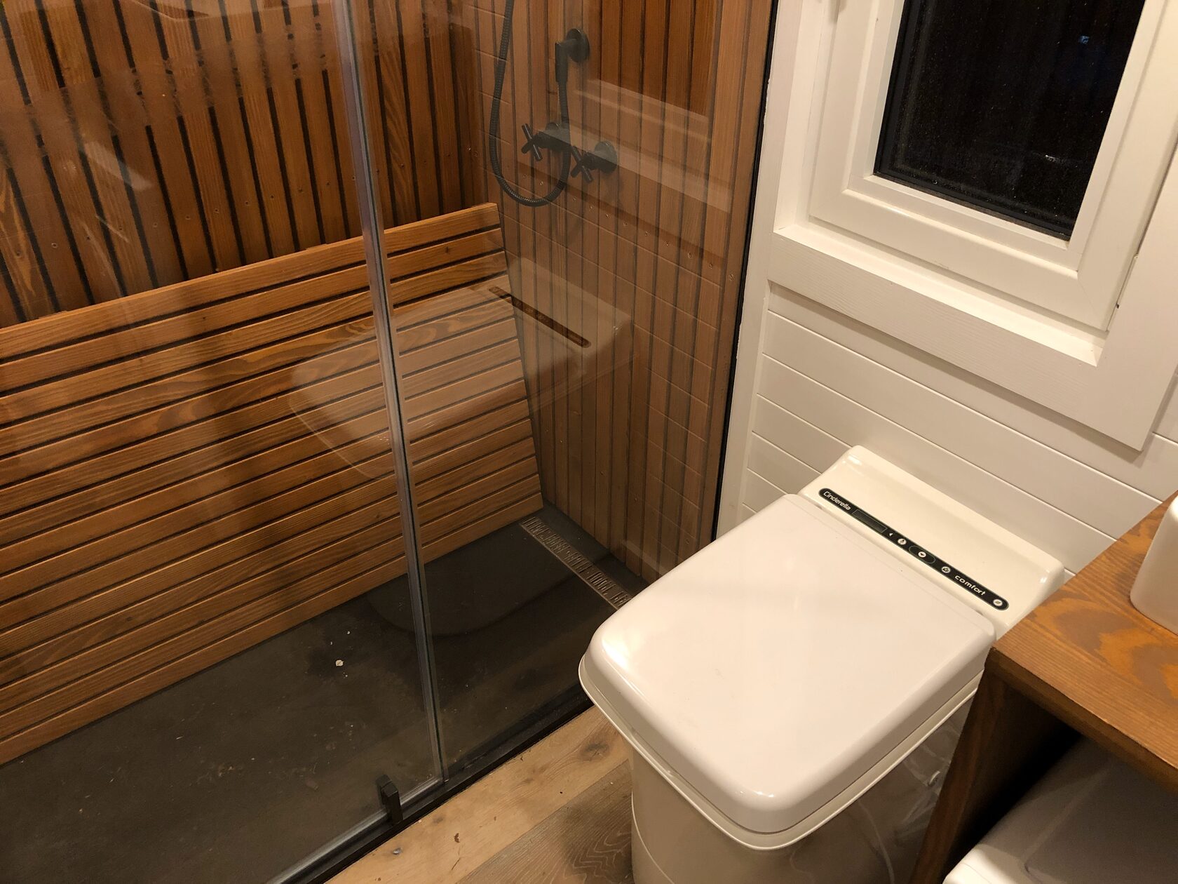 Дерев'яний будинок у лісі