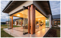 Безрамне розсувне скління тераси заміського будинку