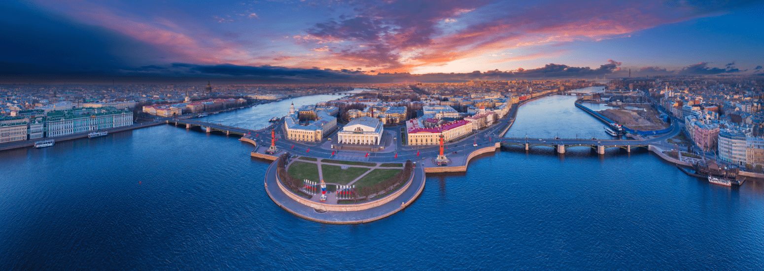 Стрелка Васильевского острова с Ростральными колоннами