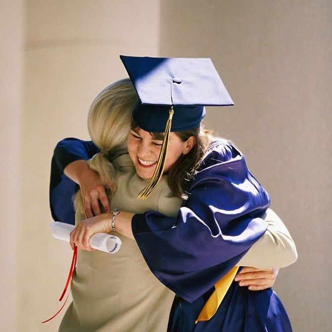 Счастливая выпускница с дипломом — символ успешного окончания обучения