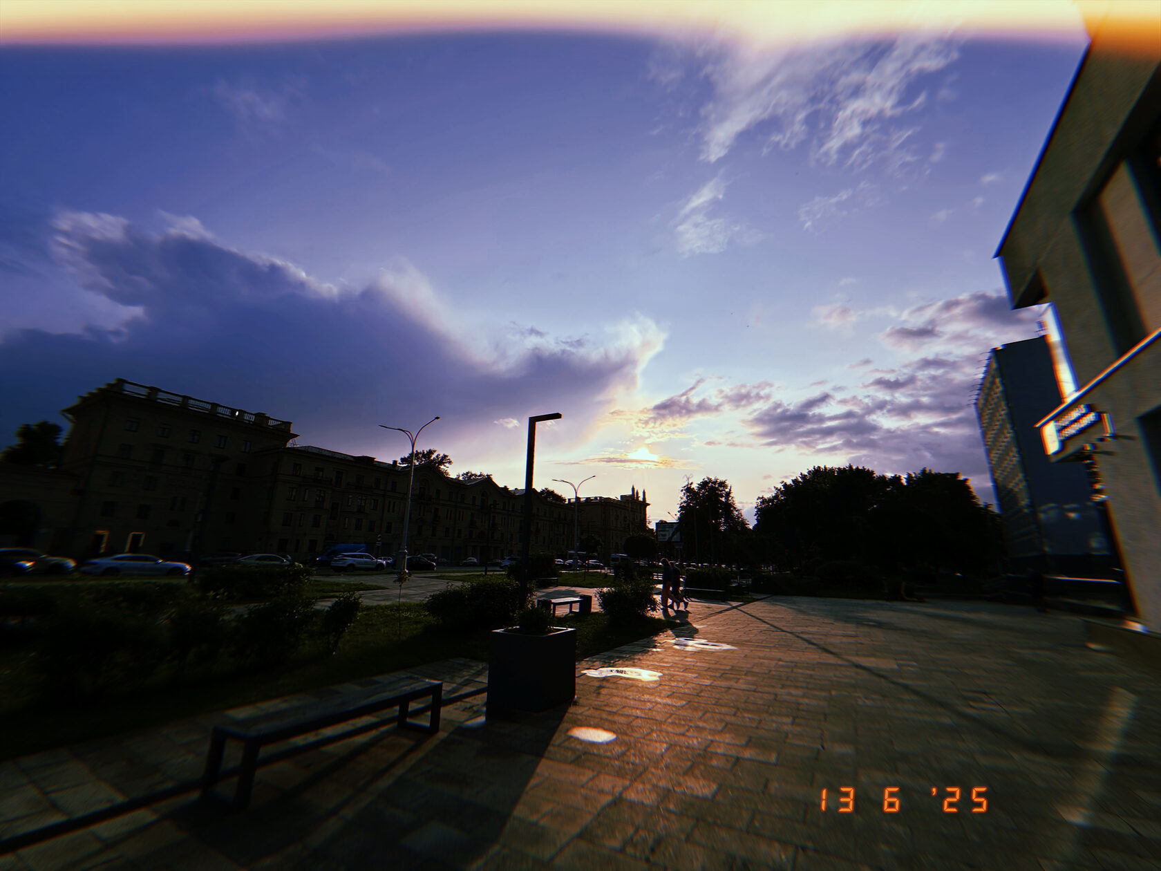Городская улица и скамейки в закатном свете Минска
