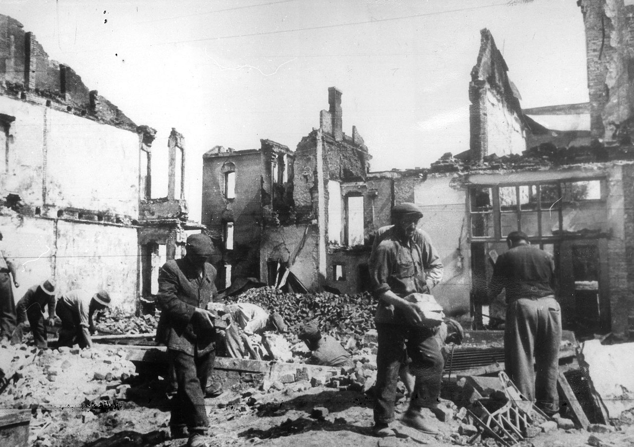 Евреи разбирают развалины в Николаеве