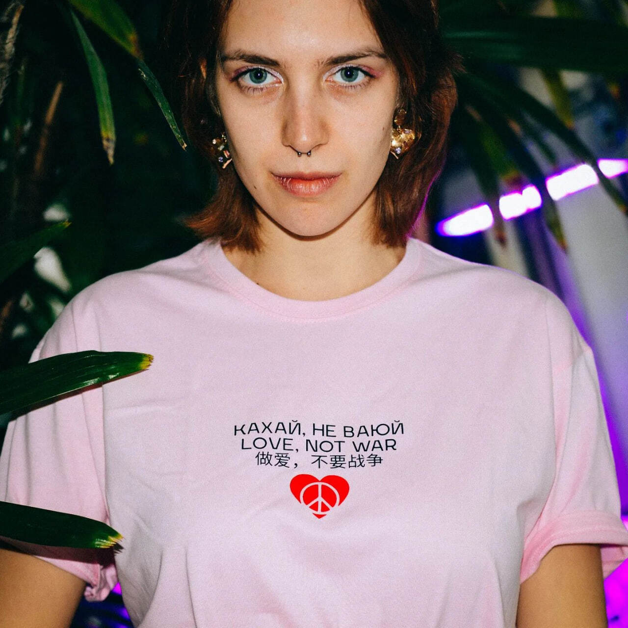 Modelka w różowej koszulce Кахай не ваюй, Love Not War Znivien