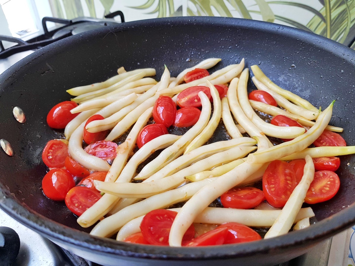 Салат из стручковой фасоли с томатами